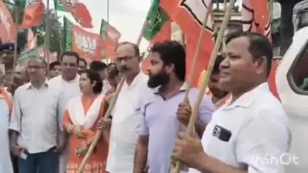 ইংরেজবাজার: উত্তর কন্যা অভিযানকে সাফল করতে রথবাড়িতে পথসভার আগে পুরাতন মালদা শহরের চৌরঙ্গী মোড় থেকে BJP-র যুব মোর্চার মহা মিছিল