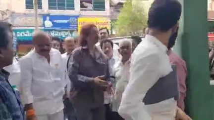 వస్త్ర దుకాణంపై దాడి కేసులో గుడివాడ వన్ టౌన్ పోలీస్ స్టేషన్‌లో సంతకం చేసిన మాజీ మంత్రి కొడాలి నాని