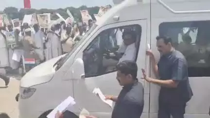 மயிலாடுதுறை: 2 நான் சுற்றுப்பயணமாக வந்த தமிழக முதல்வர் - சோதியக்குடியில் நிறுவப்பட்டுள்ள கருணாநிதி வெங்கல சிலையை திறந்து வைத்தார்