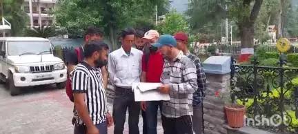 चम्बा: काहरी पंचायत में प्रधान पद को अनारक्षित करने की मांग, ग्रामीणों ने एडीएम को सौंपा ज्ञापन