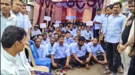 ବାଲେଶ୍ବର ମ୍ୟୁନିସିପାଲଟି: ବାଲେଶ୍ୱର ଓମଫେଡ ପ୍ଲାଣ୍ଟ ସମ୍ମୁଖରେ ୩ ଦଫା ଦାବି ନେଇ କର୍ମଚାରୀଙ୍କ ଆନ୍ଦୋଳନ