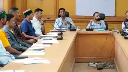 कल्पा: जिले के बागवान सेब की पेटियों का करवाएं बीमा, दुर्घटनाओं की स्थिति में मिलेगा लाभ: DC किन्नौर