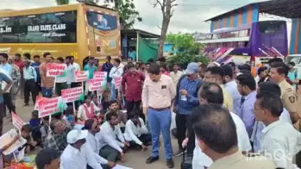 यवतमाळ: भोयर येथील ग्रामस्थांचे रस्ता मिळण्यासाठी काँग्रेसच्या नेतृत्वात रस्ता रोको आंदोलन