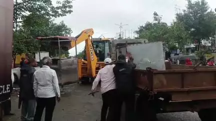 सातारा: सैनिक स्कुलसमोरचे चायनिज गाडे, फळगाडे सार्वजनिक बांधकाम विभागाने पोलीस संरक्षणात हटवले