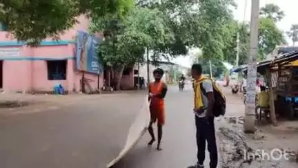 रतनी फरीदपुर: पटना के गाय घाट से गंगाजल लेकर दंडवत होकर श्रद्धालु पहुंचा झुनाथी गांव, बाबा दुधेश्वर नाथ का करेंगे जलाभिषेक