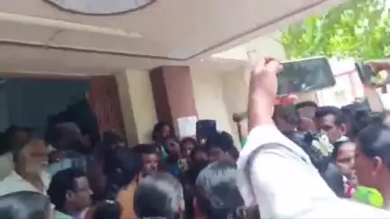 రాజవొమ్మంగి మండల పరిషత్ కార్యాలయాన్ని ముట్టడించిన ఉపాధి హామీ కూలీలు, ఉపాధి హామీ ఇంజనీరింగ్ ఉద్యోగి రాజబాబుపై ఫిర్యాదు
