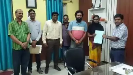 ଡାବୁଗାଁ: ଜିଲ୍ଲାରେ ପ୍ରଥମ ଥର ପାଇଁ ଜଣେ ଟ୍ରାନ୍ସଜେଣ୍ଡେରଙ୍କୁ ଡାବୁଗାଁ ତହସିଲରେ ଜମିପଟ୍ଟା ପ୍ରଦାନ