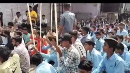 झालरापाटन: सारोला में सीनियर विद्यालय में विज्ञान संकाय खोलने की मांग को लेकर छात्रों ने दरा-अरनिया स्टेट हाईवे पर किया प्रदर्शन