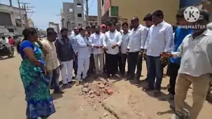 నిలిచిపోయిన రైల్వే స్టేషన్ రోడ్డు విస్తరణ పనులను వెంటనే పూర్తి చేయాలి: పట్టణంలో నియోజకవర్గ వైసీపీ ఇన్ఛార్జ్ భరత్ కుమార్