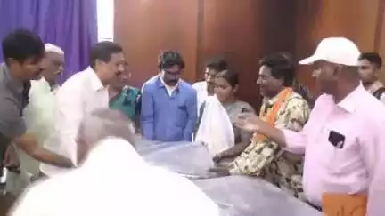 ಹಾವೇರಿ: ನಗರಸಭೆಯಲ್ಲಿ ಅಲೆಮಾರಿ ಕುಟುಂಬಗಳಿಗೆ ಉಚಿತ ತಾಡಪಲ್ ವಿತರಿಸಿದ ಶಾಸಕ ರುದ್ರಪ್ಪ ಲಮಾಣಿ