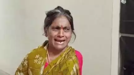 नरसिंहपुर: कलेक्ट्रेट परिसर में पुलिस की मौजूदगी में एक महिला ने जमकर किया हंगामा, पुलिस पर लगाए गंभीर आरोप; वीडियो आया सामने