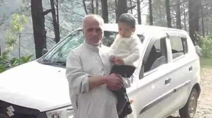 मंडी: आपदा की लहर में बहे रिश्ते, थुनाग में बबलू ने अपने पिता को खोया; मरने से पहले बुद्धे राम ने लोगों को दिया हौंसला