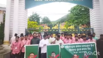 ନୟାଗଡ ସଦର: ବାଲେଶ୍ଵର ଛାତ୍ରୀ ସୌମ୍ୟାଶ୍ରୀଙ୍କ ମୃତ୍ୟୁ ଘଟଣାକୁ ନେଇ ନୟାଗଡ଼ ବିଜୁ ଛାତ୍ର ଜନତା ଦଳ ପକ୍ଷରୁ ନୟାଗଡ଼ କଲେଜ ଠାରେ ବିକ୍ଷୋଭ ପ୍ରଦର୍ଶନ