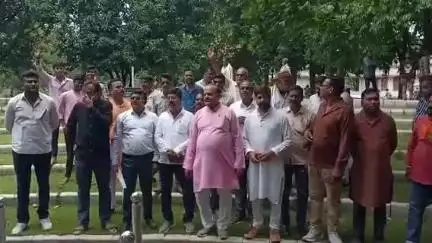 नरसिंहपुर: कलेक्ट्रेट में पुलिस की मौजूदगी में करणी सेना और कांग्रेस ने किया प्रदर्शन, लगाए 'मुख्यमंत्री मुर्दाबाद' के नारे