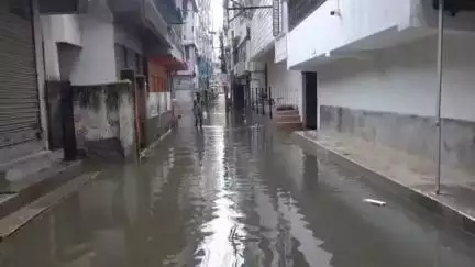 ইংরেজবাজার: বৃষ্টির জেরে জলমগ্ন সুভাষ পল্লি, প্রান্তপল্লী সহ একাধিক এলাকা; সমস্যায় সাধারণ মানুষ