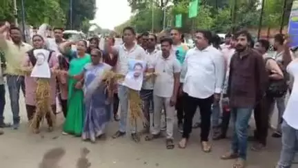 ସୁନ୍ଦରଗଡ ସହର: ଏଫଏମ କଲେଜ ଛାତ୍ରୀଙ୍କ ମୃତ୍ୟୁ ଘଟଣାକୁ ନେଇ ସରକାରୀ କଲେଜ ସମ୍ମୁଖରେ ଯୁବ ଓ ଛାତ୍ର ବିଜେଡ଼ି ପକ୍ଷରୁ ବିକ୍ଷୋଭ ପ୍ରଦର୍ଶନ