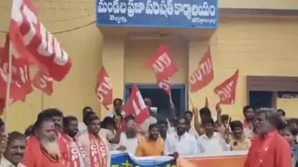 పత్తికొండ: వెల్దుర్తి ఎమ్మార్వో కార్యాలయం ముందు చిరు వ్యాపారస్తులు, సీపీఐ నేతలు ఆందోళన