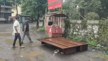 सातारा: नगरपालिकेच्या माणुसकीच्या भिंतीमुळे परिसराची अस्वच्छता, नागरिकांकडून कारवाईची मागणी #Jansamasya