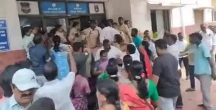 మేడ్చల్: అల్వాల్‌లో బోనాల పండుగ చెక్కుల పంపిణీలో బీఆర్ఎస్, కాంగ్రెస్ కార్యకర్తల మధ్య ఘర్షణ