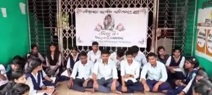 ଜଗତସିଂହପୁର: FM କଲେଜ ଛାତ୍ରୀ ଆତ୍ମାହୁତି ଘଟଣା, ନ୍ୟାୟ ପ୍ରଦାନ ଦାବିରେ ନାଉଗାଁ ଶ୍ରୀଜଗନ୍ନାଥ କଲେଜ ସମ୍ମୁଖରେ ବିକ୍ଷୋଭ ପ୍ରଦର୍ଶନ