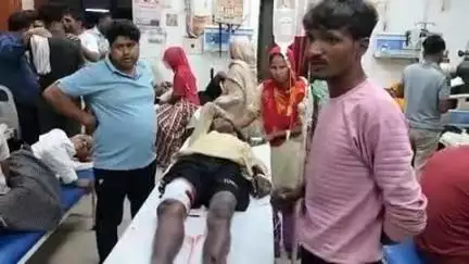 हाथरस: गांव गिजरौली में ट्रैक्टर एजेंसी में काम करते समय बुजुर्ग चौकीदार ट्रैक्टर की चपेट में आने से हुआ घायल
