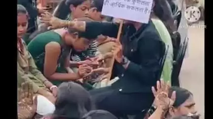 बक्सर: विश्व युवा कौशल दिवस पर रामरेखा घाट पर मुफ्त मेहंदी कार्यक्रम, 52 महिलाओं को मेहंदी लगाई गई