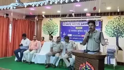 আউশগ্রাম ১: শিক্ষা প্রতিষ্ঠানের সামনে গোবিন্দপুর তৈরি হয়েছে ব্লাক স্পট, পথ নিরাপত্তা নিয়ে পড়ুয়াদের সতর্ক করলেন পুলিশ আধিকারিকরা