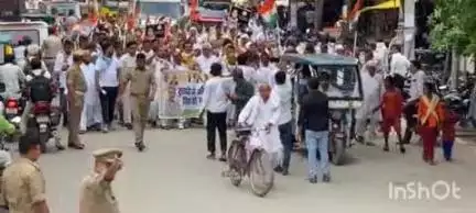 बलिया: टुटुवारी हत्याकांड के विरोध में कांग्रेसियों ने कलेक्ट्रेट में किया प्रदर्शन