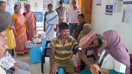 పాణ్యం: కల్లూరు మండలం మార్కాపురం గ్రామంలో  సంచార చికిత్స కేంద్రాన్ని తనిఖీ చేసిన, జిల్లా నోడల్ అధికారి రఘు