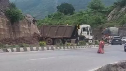 डेहर: किरतपुर-नेरचौक फोरलेन पर भवाना टनल-5 के बाहर सड़क पर पहाड़ी से एगीरे मलबे को हटाने का कार्य शुरू, जल्द डबल लेन होगा शुरू