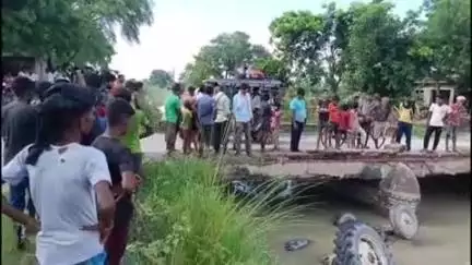 महाराजगंज: राघवपुर में टूटी पुलिया बनी हादसे का कारण, अनियंत्रित ट्रैक्टर नहर में पलटा, दो लोग घायल