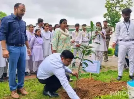 लातेहार: डीडीसी ने 'एक पेड़ मां के नाम 2.0' अभियान के तहत उत्कृष्ट विद्यालय में किया पौधारोपण