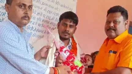 अरेराज: राजकीय उत्क्रमित मध्य विद्यालय सिरनी के दो शिक्षकों को दी गई भावभीनी विदाई
