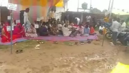 ब्यौहारी: पपौंध के बरहा टोला में खराब सड़क से परेशान लोगों का प्रदर्शन
