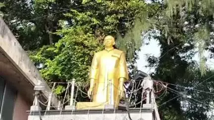 நாமக்கல்: பழைய பேருந்து நிலையம் அருகே காமராஜரின் பிறந்த நாளையொட்டி திருவுருவ சிலைக்கு பாமகவினர் மலர்மாலை அணிவித்து மரியாதை செலுத்தினர்
