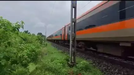 गिरिडीह: मंगलवार को वंदे भारत एक्सप्रेस से कटकर एक अज्ञात महिला की दर्दनाक मौत, शव पोस्टमार्टम के लिए भेजा गया