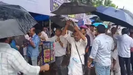 കണ്ണൂർ: വികസനത്തിന്റെ പേരിൽ കുടിയിറക്കൽ, കളക്ടറേറ്റിന് മുൻപിൽ ചക്കരക്കല്ലിലെ വ്യാപാരികളുടെ പ്രതിഷേധമിരമ്പി
