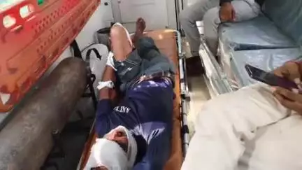 डेरापुर: फत्तेपुर गांव के पास तेज रफ्तार लोडर अनियंत्रित होकर पेड़ से टकराया, दो घायल, एक को जिला अस्पताल रेफर