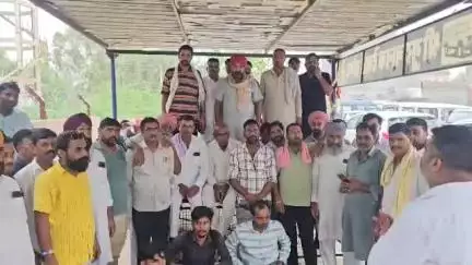 हनुमानगढ़: जिला मुख्यालय पर टैक्सी ड्राइवरों की बैठक आयोजित, बाहरी टैक्सी चालकों द्वारा लूटपाट पर जताई चिंता