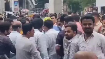 హిమాయత్ నగర్: కోఠిలోని శ్రీ చైతన్య స్కూల్ ముందు స్కూల్ మూసివేశారని విద్యార్థుల తల్లిదండ్రులు ఆందోళన