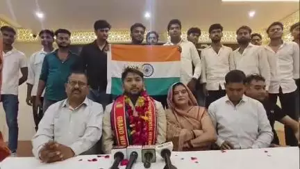 इटावा: वियतनाम में मिस्टर पेन कॉन्टिनेंटल इंटरनेशनल में भारत का नेतृत्व कर ग्रैंड विनर बने आशीष यादव का बस स्टैंड पर हुआ स्वागत