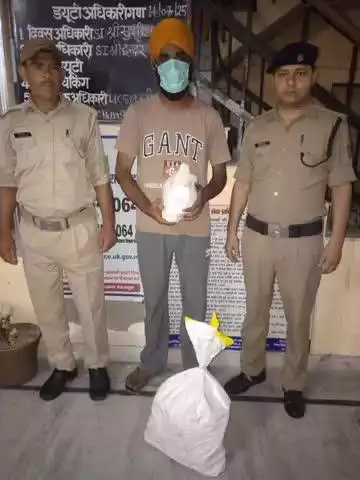 जसपुर: कोतवाली पुलिस ने बहादुरपुर चौराहे से एक आरोपी को 5 बोतल अंग्रेजी शराब और 50 क्वार्टर देसी शराब के साथ किया गिरफ्तार