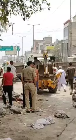 बहरोड़: बहरोड़ में अस्थायी अतिक्रमण के खिलाफ नगर परिषद ने चलाया पीला पंजा, दुकानदारों में मचा हड़कंप