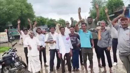 बसवा: बांदीकुई-गुढाकटला मार्ग पर जलभराव के खिलाफ बड़ियाल खुर्द चौराहे पर लोगों ने किया प्रदर्शन, 3 दिन में धरना की चेतावनी