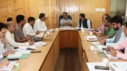 सोलन: DC कार्यालय सोलन में खंड विकास अधिकारियों के कार्यों की समीक्षा बैठक आयोजित, अध्यक्षता DC मनमोहन शर्मा ने की