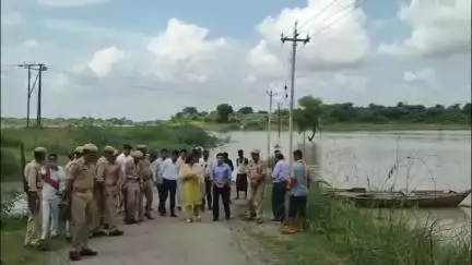 बबेरू: बबेरू तहसील क्षेत्र के औगासी जलालपुर सहित अन्य बाढ़ प्रभावित गांव का जिलाधिकारी ने किया निरीक्षण, दिए आवश्यक निर्देश
