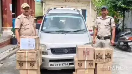 अल्मोड़ा: कोतवाली पुलिस अल्मोड़ा ने चेकिंग के दौरान रेस्टोरेंट संचालक को शराब पिलाते हुए पकड़ा, कार से अवैध शराब बरामद; चालक फरार