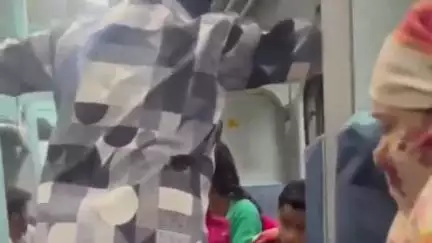 शामगढ़: शामगढ़-भवानीमंडी के बीच टिकट चेकर ने यात्री को पीटा, वीडियो वायरल