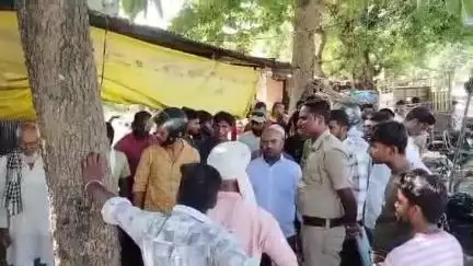 सहजनवा: पटखौली चौराहे पर बिजली के करंट लगने से किशोर की मौत, परिजनों ने लाइन काटने का दावा करने वाले लाइनमैन पर लगाया आरोप
