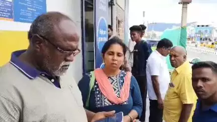 திருப்பத்தூர்: நம்பி பணத்தைக் கட்டிய பிரான்ச் மேனேஜர்-ஹவுசிங் போர்டு பகுதியில் நானும் அரசு ஊழியர் தான் என போலீசாரிடம் எகிரிய நபரால் பரபரப்பு